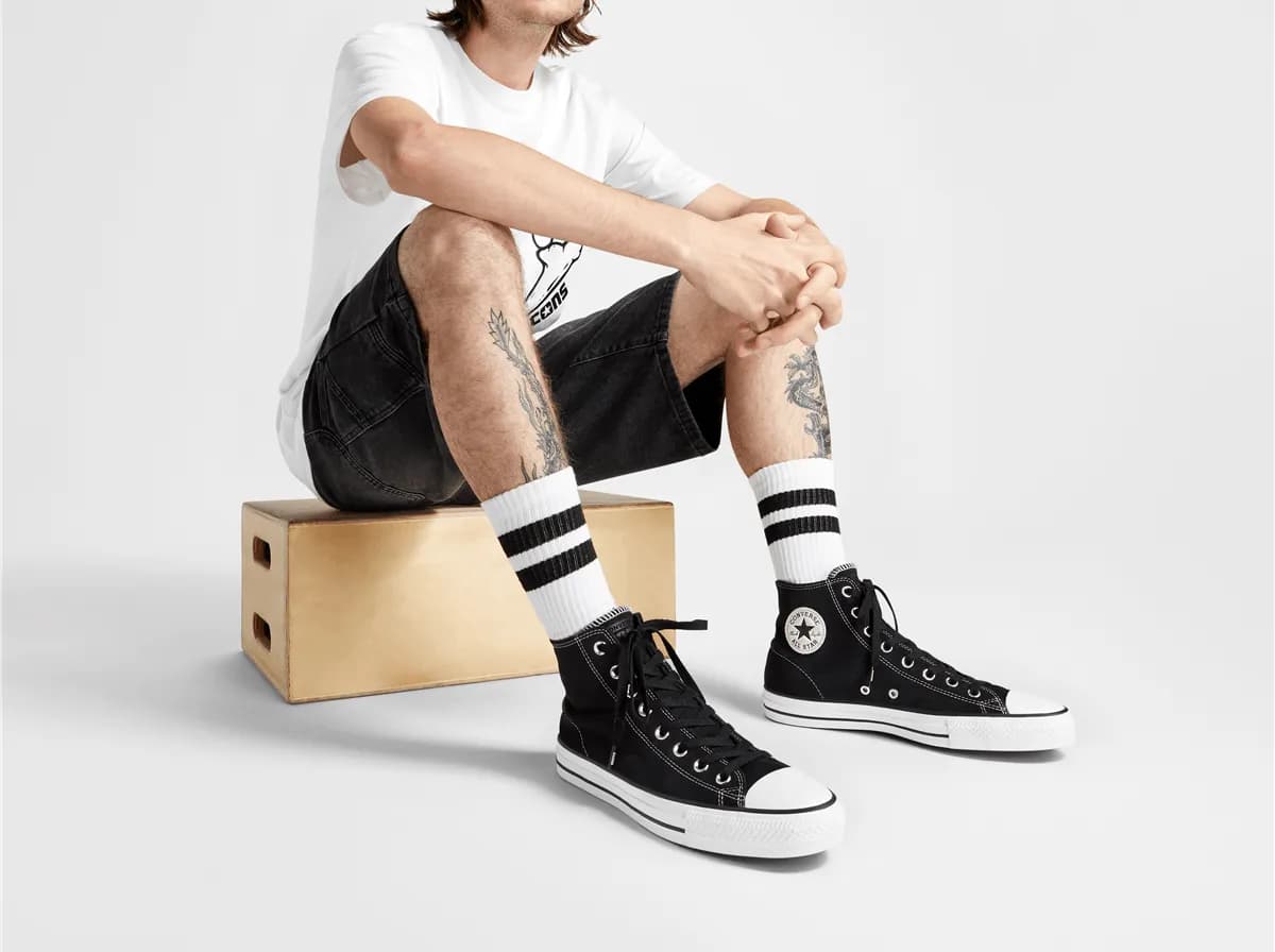 Stylizacje męskie z Converse: modne zestawy na każdą okazję bez błędów Stylizacje męskie z Converse: modne zestawy na każdą okazję bez błędów