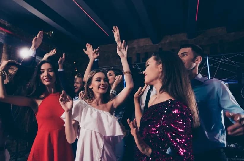 Jak wybrać idealny outfit na 18 stkę? Modne inspiracje i praktyczne porady Jak wybrać idealny outfit na 18 stkę? Modne inspiracje i praktyczne porady
