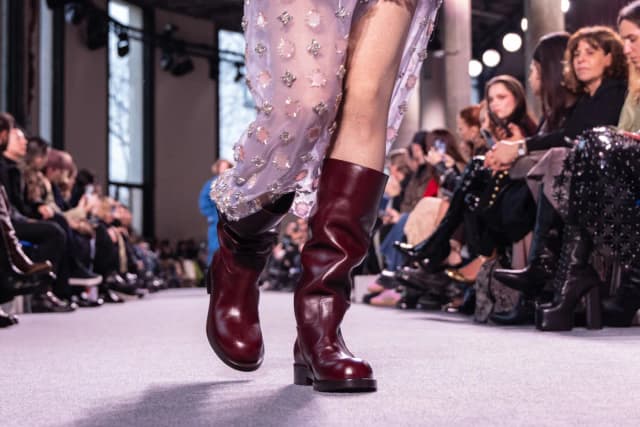 Jakie są modne buty na wiosnę i lato? Odkryj najgorętsze trendy Jakie są modne buty na wiosnę i lato? Odkryj najgorętsze trendy